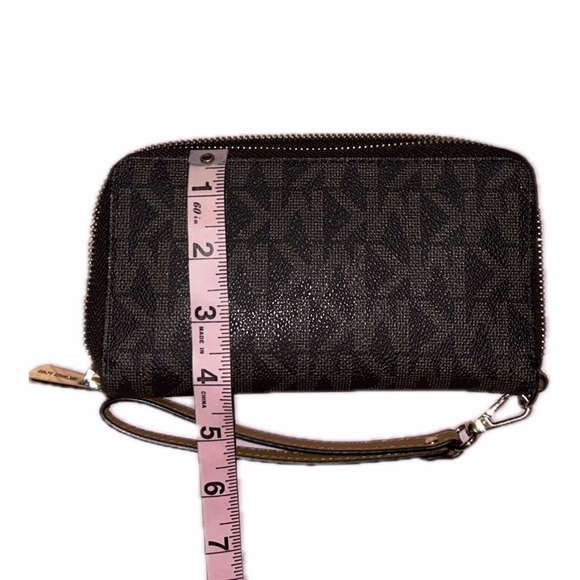 Micheal Kors Monogram Wallet - Picture 4 of 6